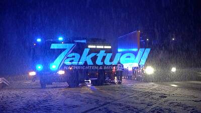 Schneechaos in Brandenburg - Feuerwehreinsatz auf der A24 bei linum - Jugendliche driften mit BMW auf Parkplatz im Schnee