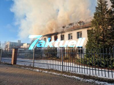 Großbrand - komplettes Gebäude in Flammen - Feuerwehr kämpft gegen die Flammen bei eisigen Temperaturen 