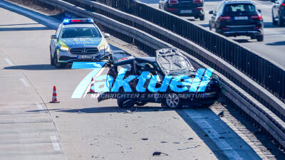 A8: Crash - Kleinwagen total zerstört - Langer Stau in Richtung KA