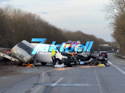Transporter mit Auto-Anhänger gerät ins Schleudern, Toyota überschlägt sich - Lebensgefahr! A43 nach schwerem Unfall komplett gesperrt