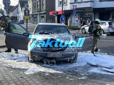 Feuer im Motorraum: Pkw in Recklinghausen Suderwich brannte - Passanten versuchen vergeblich mit Feuerlöscher zu löschen