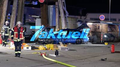 BMW-Fahrer durchbricht Tor und prallt gegen Streusalzsilo - Überholmanöver endet in schwerem Verkehrsunfall