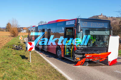 Motorrad kracht gegen Bus und geht in Flammen auf - Biker stirbt an der Unfallstelle