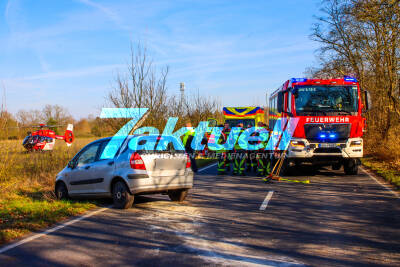 Schwerer Verkehrsunfall PKW kommt von Fahrbahn ab und Kollidiert mit Baum