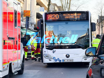 Kind von Bus angefahren: 7-Jähriger verletzt und Busfahrgäste wegen Vollbremsung gestürzt