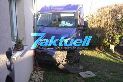 Fahrer eines Transporters kracht mit 2 Promille und hoher Geschwindigkeit gegen Hauswand