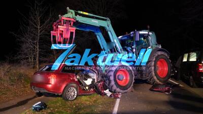 1 Tote, 2 in Lebensgefahr: Audi fährt auf Traktor1 auf, kommt auf Gegenfahrbahn und crasht mit Traktor2 zusammen und wird dabei völlig zerstört