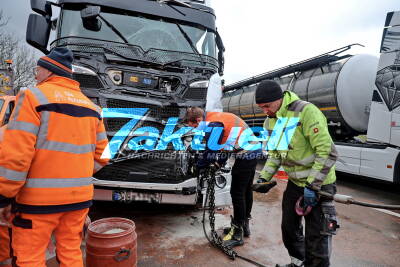 Sattelzug fährt in Stauende und schiebt 3 LKW aufeinander, 10 Km Stau 80.000€ Schaden zwei verletzte, Autobahn dicht