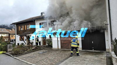 Nachbar entdeckt dichten Rauch und schlägt Alarm, Garagenbrand in Berchtesgaden 40.000 € Schaden 