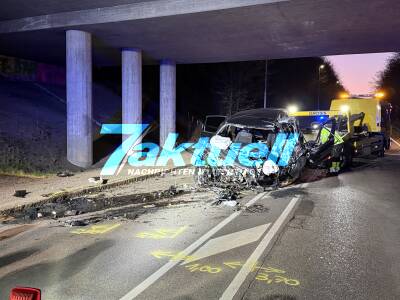 Tödlicher Unfall: Ford-Van rast gegen Brückenpfeiler