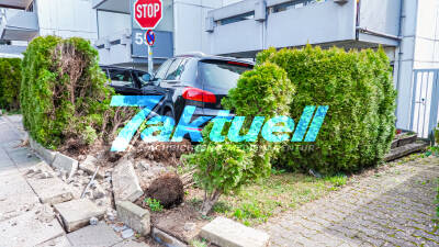 91-jähriger Rentner verschiebt Lichtmast in Vorgarten - Hoher Sachschaden nach Unfall