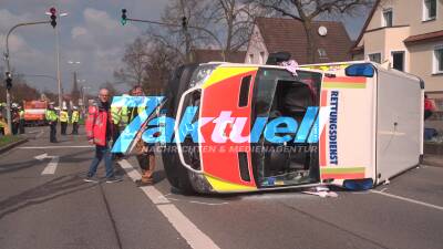 Rettungswagen kippt nach Unfall auf Kreuzung in um - 2 jähriger Patient mit Mutter an Bord - Feuerwehr und Rettungsdienst im Einsatz