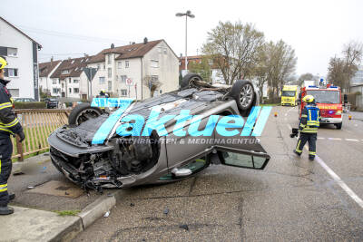 Gesundheitliche Probleme am Steuer - 78 jähriger überschlägt sich mit PKW - Rettungsdienst und Feuerwehr im Einsatz
