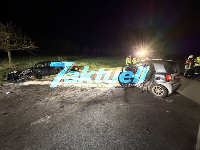 Frontalcrash mit Smart - 6 Verletzte Insassen - Smart kommt in Gegenverkehr und prallt mit Audi A3 zusammen