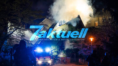 Großbrand in Darmstädter Innenstadt – Gebäude in Vollbrand - Feuerwehrkran im Einsatz (On Tape!) - enge Bebauung erschwert Löscharbeiten