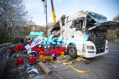 Lkw mit Supermarktartikeln kippt im Kurvenbereich um - Bergung mittels großem Autokran (on tape!)