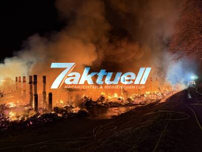 Großbrand einer Lagerhalle in Holzbauweise griff schnell auf weitere Gebäudeteile über - angrenzender Baumarkt und Wald gesichert- Feuerwehr kämpft gegen massive Brandlast