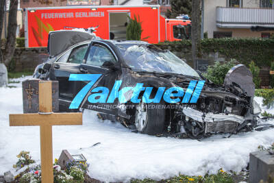 Irrfahrt auf Friedhof: 86-Jähriger mit S-Klasse überschlagen, rasiert Gräber ab, PKW geht in Flammen auf - Fahrer schwer verletzt - Dutzende Gräber beschädigt