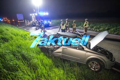 LKW-Anhänger schlitzt PKW auf: Heftiger Crash mit 3 Fahrzeugen fordert glücklicherweise nur 5 Leichtverletzte