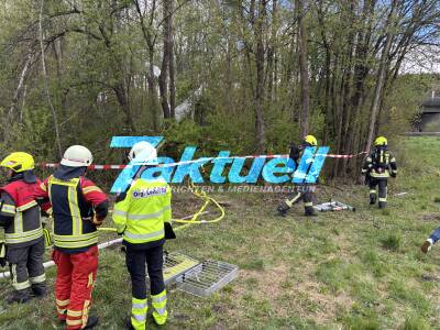 Sportflugzeug abgestürzt - Flugzeug krachte senkrecht zwischen Bäumen auf Wiese in B27-Auffahrts-Schlaufe - Pilot leicht verletzt