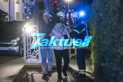 7 Personen bei Brand verletzt: Feuerwehr Retter über Dehleiter (On Tape): Starke Rauchwolken steigen aus Wohnhaus