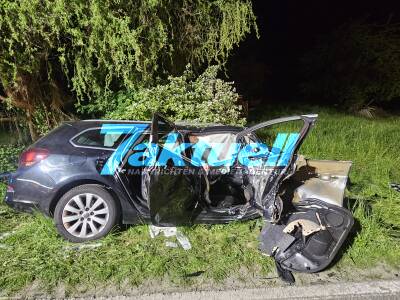 Beifahrerin stirbt nach Frontalzusammenstoß an der Unfallstelle - Ehemann und Töchter schwer verletzt