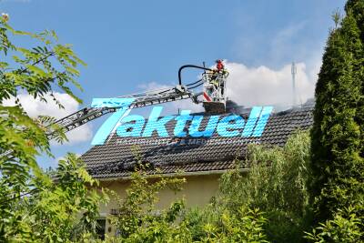 Wohnhaus in Vollbrand: 5 Feuerwehren im Einsatz - Anwohnerin meldet Terassenbrand - beim Eintreffen der Feuerwehr steht das gesamte Haus in Flammen