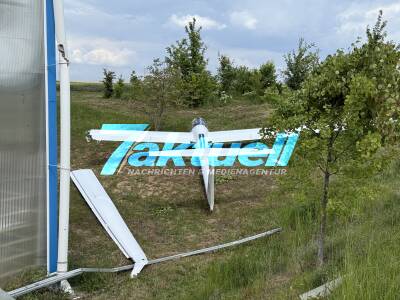 Segelflugzeug muss Notlanden, kracht gegen Gewächshaus - Fehlende Thermik - Hilfsmotor lässt sich nicht starten