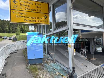 15-Jährige flüchtet vor Polizeikontrolle - crasht in Autohaus, dieses einsturzgefährdet - zwei schwer verletzte Teenagerinnen