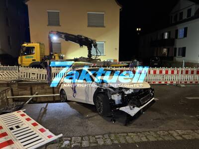 Alkoholfahrt endet in Baugrube: Junge Frau kracht in 10 geparkte Autos und flieht in Baugrube