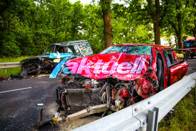 Schwerer Verkehrsunfall auf der B96: Zwei Verletzte bei Zusammenstoß