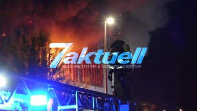 Flammen schlagen in den Nachthimmel, Funkensprühen und Knallgeräusche (ON TAPE) - Massives Feuer in Entsorgungsbetrieb