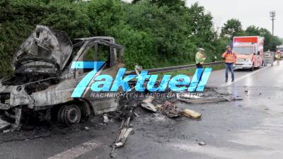 Mit Styropor beladener Klein-LKW auf A8 ausgebrannt - nachfolgender Corsa durch brennende teile beschädigt