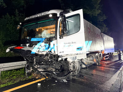 Schneise der Verwüstung: Immenser Schaden in Baustelle auf A3 nach LKW Unfall bei Regen