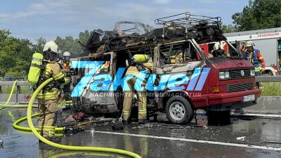 Brennender VW-Bus sorgt für Mega-Stau am Walserberg - Bundespolizisten greifen mit Feuerlöschern ein - Urlaubstraum endet im Rauch an Grenze