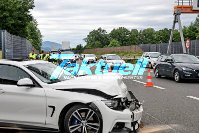 BMW M kracht in Mitteltrennung und Leitplanke - zwei Verletzte bei Unfall nahe Salzburg
