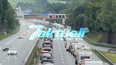 Reger Reiseverkehr auch am Pfingstsonntag bei starkem Regen und Kilometer langer Stau auf der A10 bis zu 3h Wartezeit 