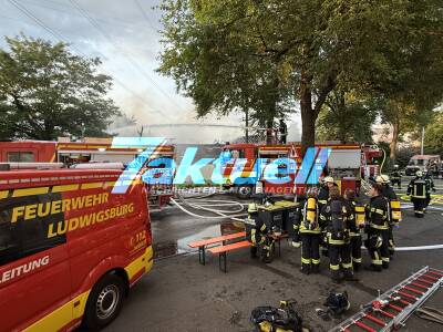 Großbrand:3 Gebäudeteile im Vollbrand - Pizzabäcker versorgt Einsatzkräfte mit 30 Pizzas - Gebäude teilweise einsturzgefährdet