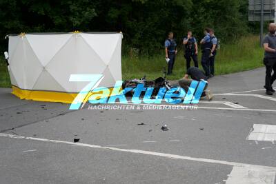 Tödlicher Verkehrsunfall mit Motorad und PKW in Darmstadt - Motoradfahrer (61) verstirbt noch am Unfallort - Polizeihubschrauber und Sachverständiger vor Ort