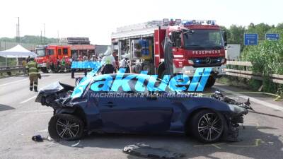 Autofahrer gibt Pavillon wegen Hitze (im OTon!) SLK auf BAB8 mehrfach überschlagen, Gluthitze erschwert Rettung, wohl Kind und Kleinkind unter Verletzten