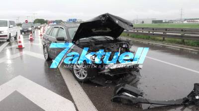 Barfüßiger Fahrer wirft Schnapsflasche ins Gebüsch - Mit über 1,2 Promille: 53-Jähriger crasht in Mittelschutzplanke auf A7