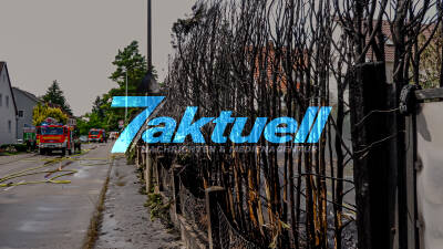 Feuerinferno durch Grill entfacht und vom Wind weitergetragen: Gartenreihe mit 2 Häuschen und Fassadendämmung in Flammen - Funkenflug einer Grillschaale jetzt Thujahecke in Brand