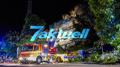 Einsatzreiche Nacht für die Feuerwehr Stuttgart - Brand in Produktionshalle und Dachstuhlbrand