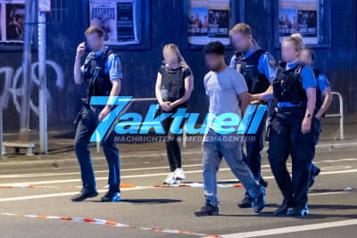 Zwillinge sterben bei Unfall: Pkw erfasst E-Scooter - Fahrer flüchtet, stellt sich aber später selbst vor Ort (auf Foto!)