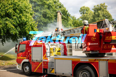 Brand einer Aussegnungshalle - PV Module in Flammen - 60 Einsatzkräfte vor Ort