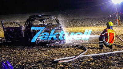 Beifahrer stirbt bei Horrorcrash: E-Hyundai schleudert 150m über Feld, überschlägt sich: Beifahrer tot - Aufwendige Löscharbeiten - Ersthelfer verletzt, Feuerwehr stundenlang im Einsatz