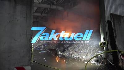 Erneut Großeinsatz wegen Brand in Recyclingbetrieb in Backnang -  Brennt Müllberg in Halle, starke Rauchentwicklung