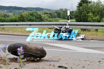 Mysteriöser Crash: Zweirad nach Unfall völlig zerfetzt - Fahrer steigt ab und flüchtet mit weiterem Motorrad - Unfallstelle über 100 Meter lang - PKW beteiligt - Fahrzeuge stark beschädigt